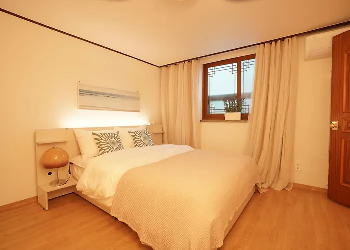 Wangsimni Station 3 Min Walk Line 2 Near Seongsu Hanyang Univ 3br Sleeps 8
