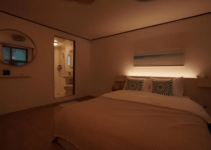 Wangsimni Station 3 Min Walk Line 2 Near Seongsu Hanyang Univ 3br Sleeps 8 * Seoel