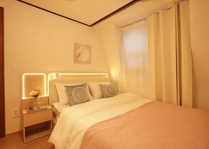 Wangsimni Station 3 Min Walk Line 2 Near Seongsu Hanyang Univ 3br Sleeps 8 Seoel