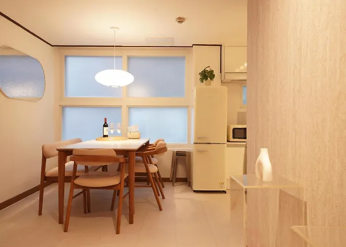 Wangsimni Station 3 Min Walk Line 2 Near Seongsu Hanyang Univ 3br Sleeps 8 * Seoel